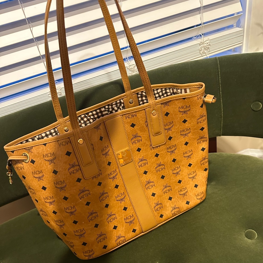 MCM

Liz Large Reversible Visetos Shopper Tote Bag
